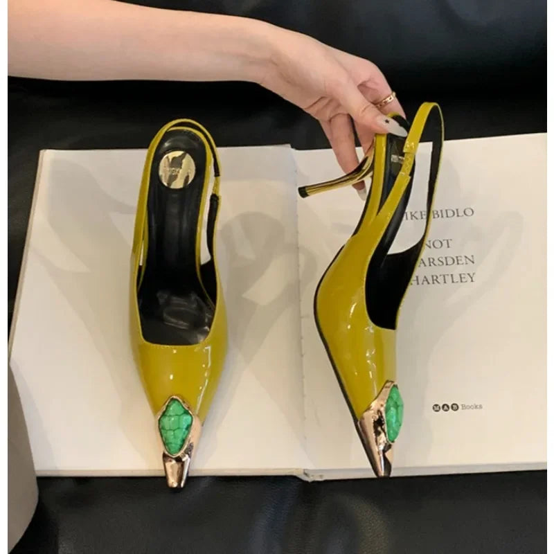 Zapatos de tacón elegantes con puntera metálica