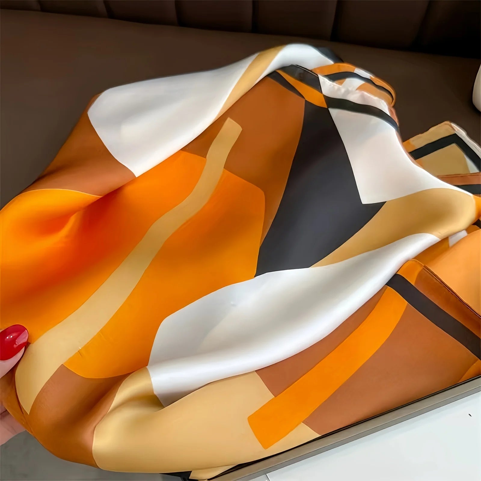 Pañuelo elegante con diseño geométrico