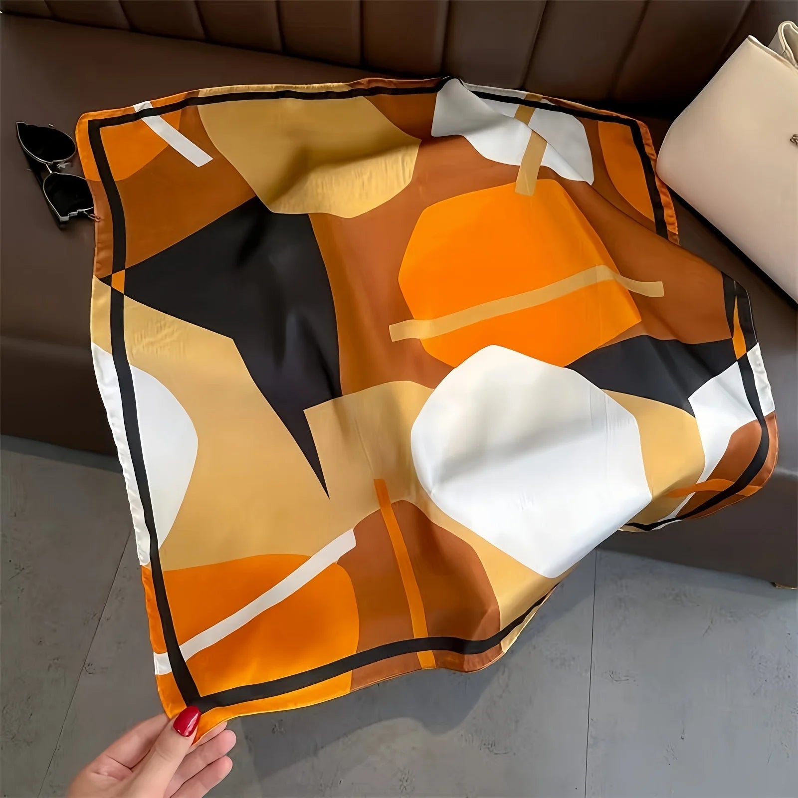 Pañuelo elegante con diseño geométrico