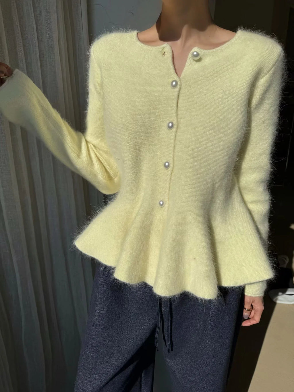 Women's Simple Elegance Cardigan.Cardigan elegante con botones