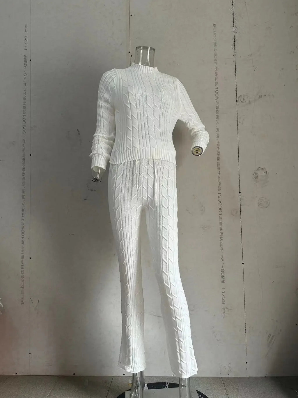 Tops and Pants Suit Female. Suéter y Pantalón de Punto Suave Beige