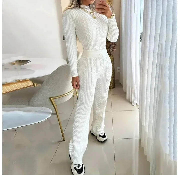 Tops and Pants Suit Female. Suéter y Pantalón de Punto Suave Beige