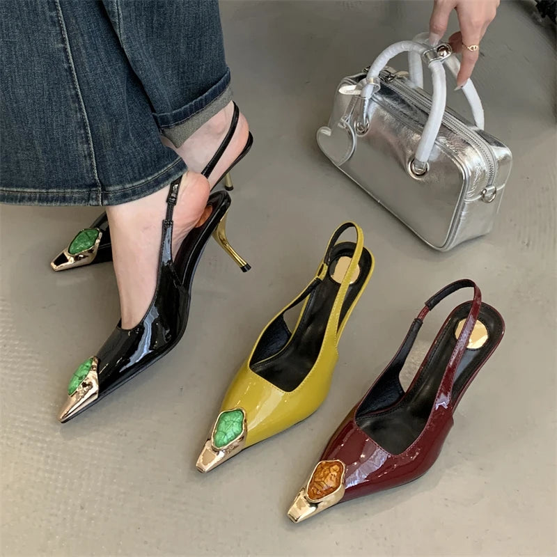 Zapatos de tacón elegantes para mujer con puntera fina y detalle metálico