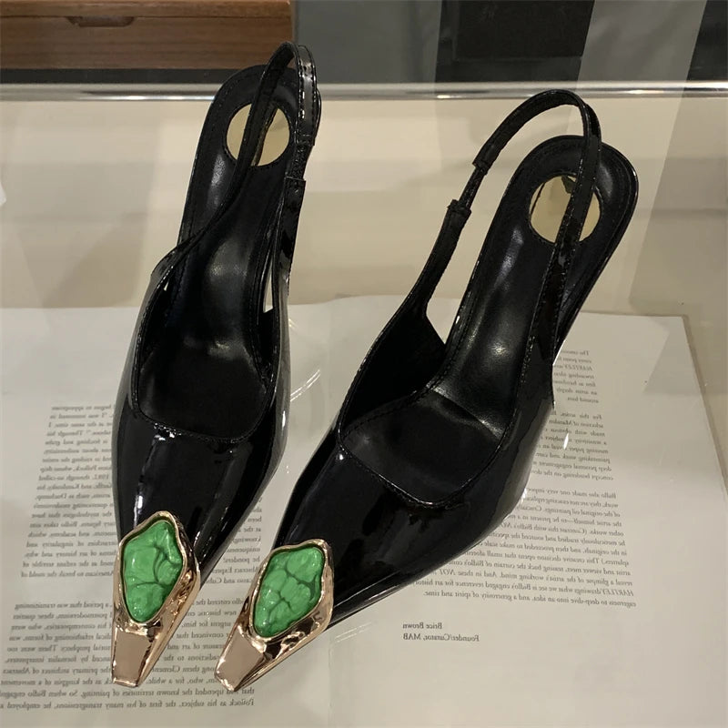 Zapatos de tacón elegantes para mujer con puntera fina y detalle metálico