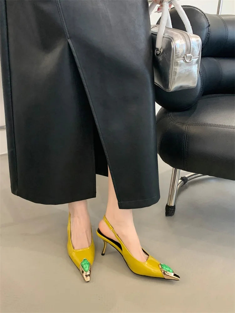 Zapatos de tacón elegantes para mujer con puntera fina y detalle metálico