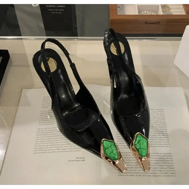 Zapatos de tacón elegantes con puntera metálica
