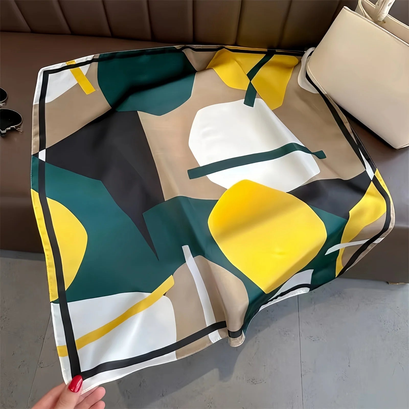 Pañuelo elegante con diseño geométrico