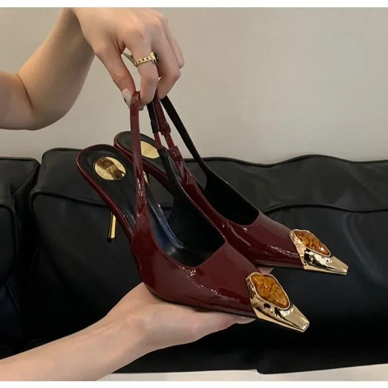 Zapatos de tacón elegantes con puntera metálica