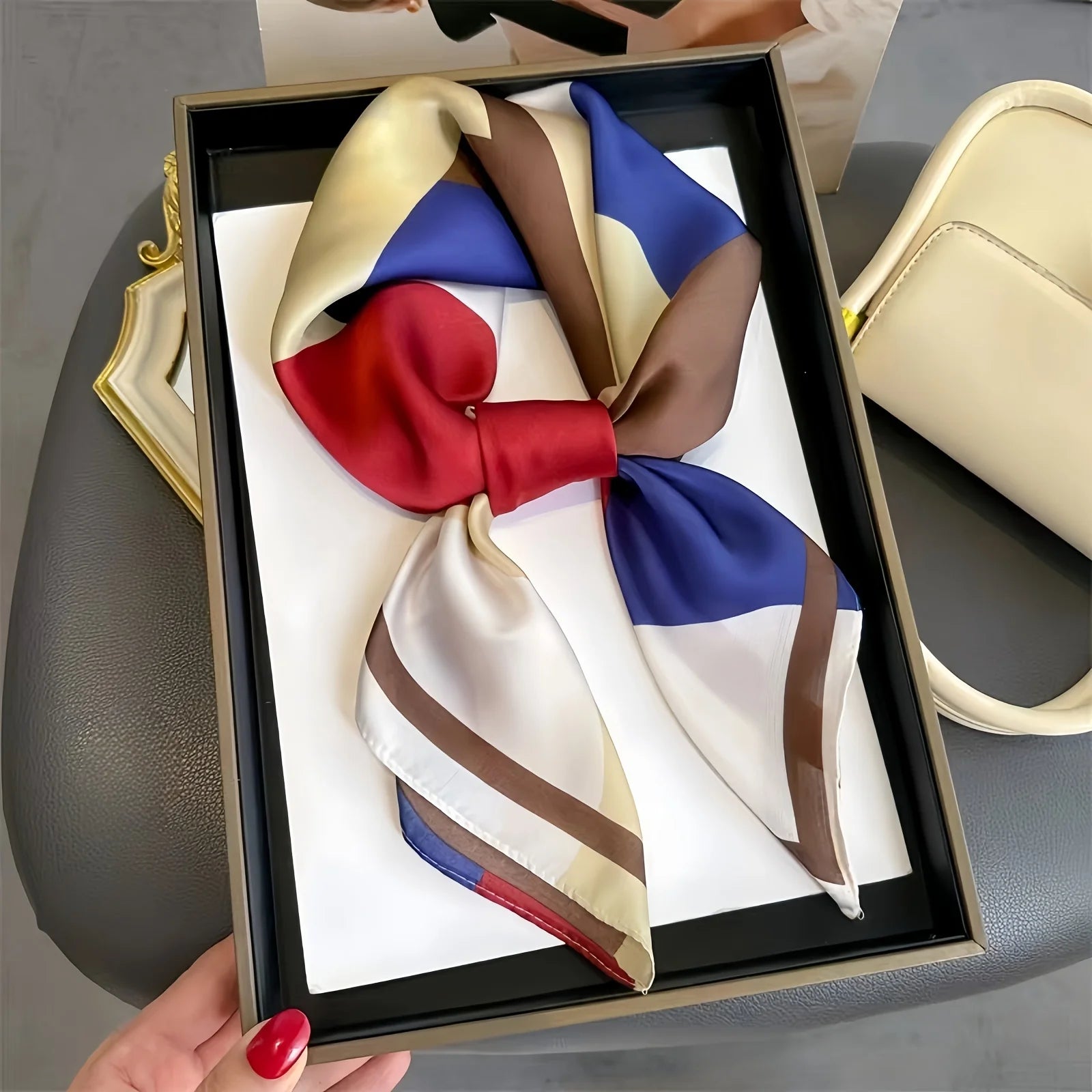 Pañuelo elegante con diseño geométrico