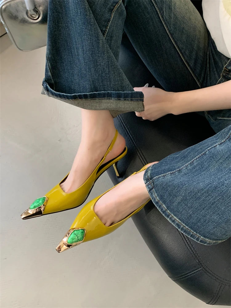 Zapatos de tacón elegantes para mujer con puntera fina y detalle metálico