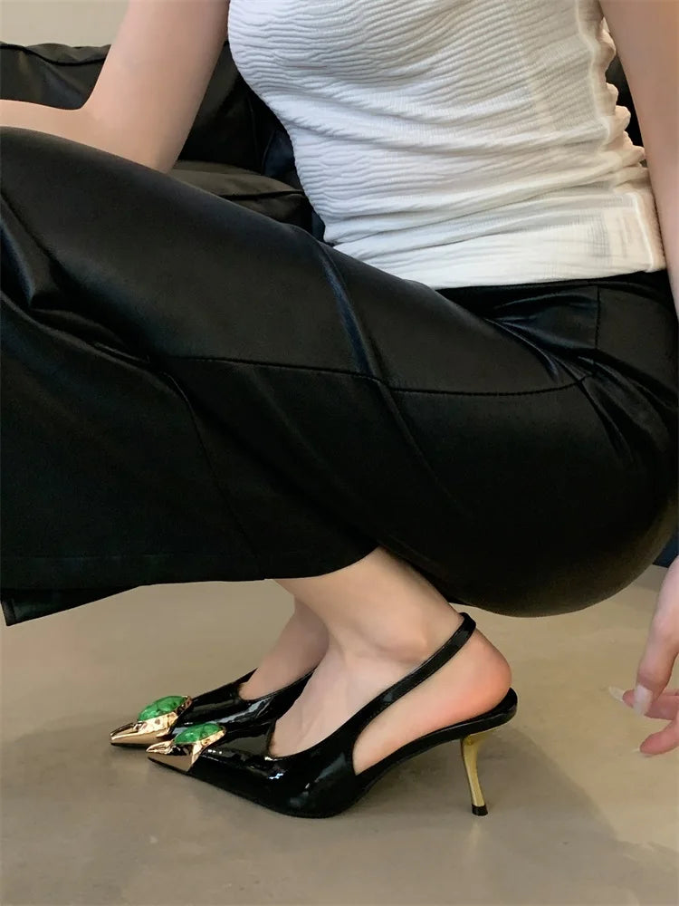 Zapatos de tacón elegantes para mujer con puntera fina y detalle metálico