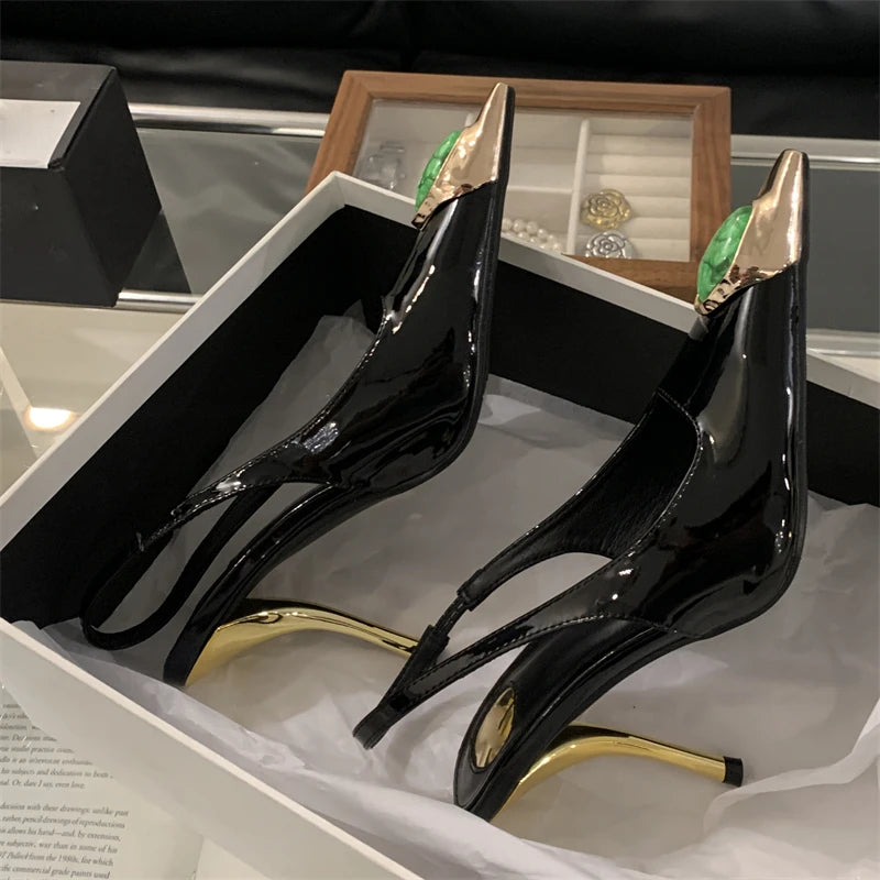 Zapatos de tacón elegantes para mujer con puntera fina y detalle metálico