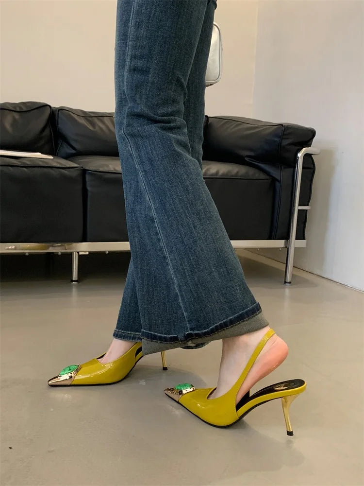 Zapatos de tacón elegantes para mujer con puntera fina y detalle metálico