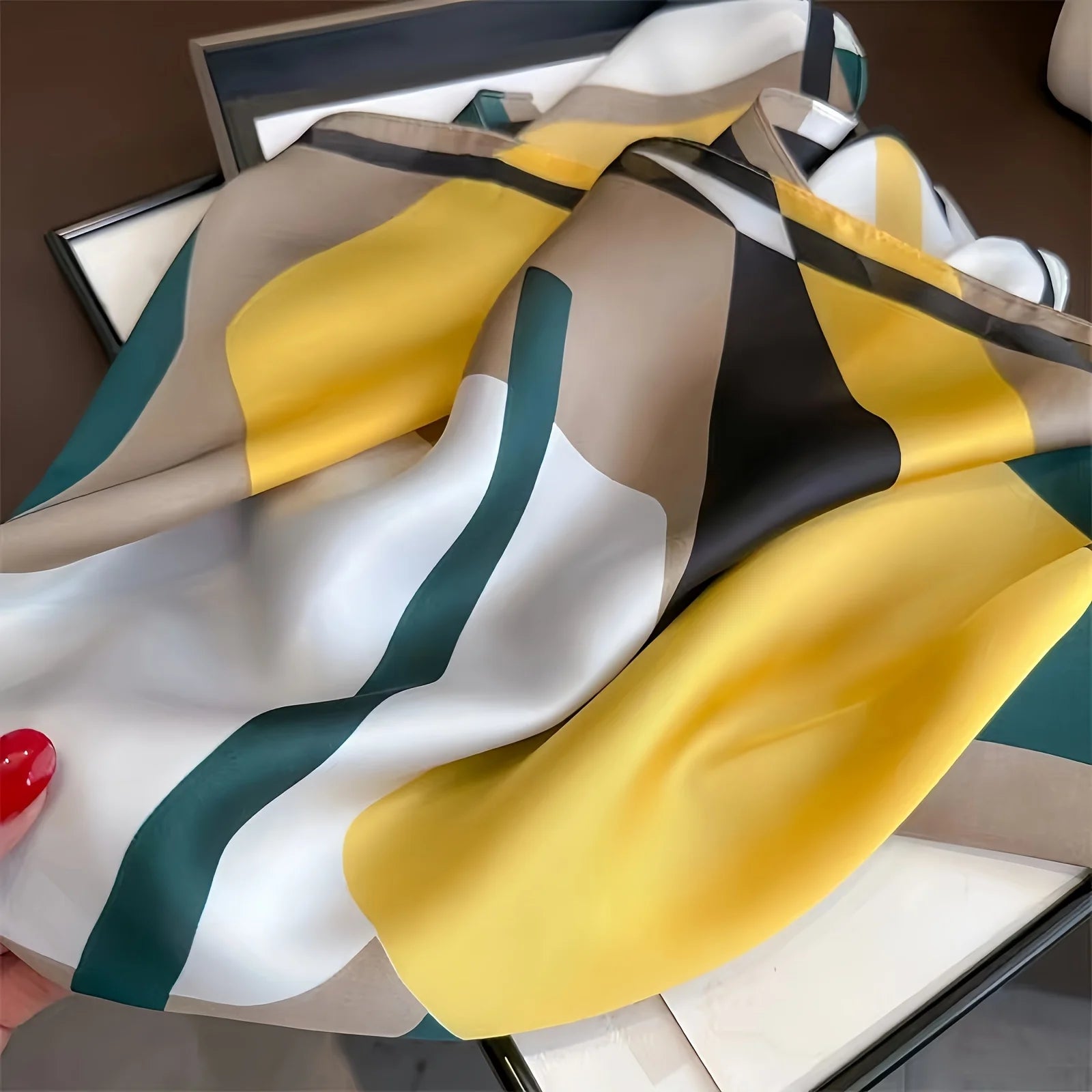 Pañuelo elegante con diseño geométrico