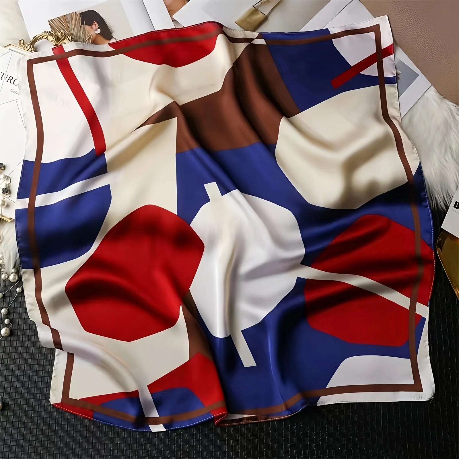 Pañuelo elegante con diseño geométrico
