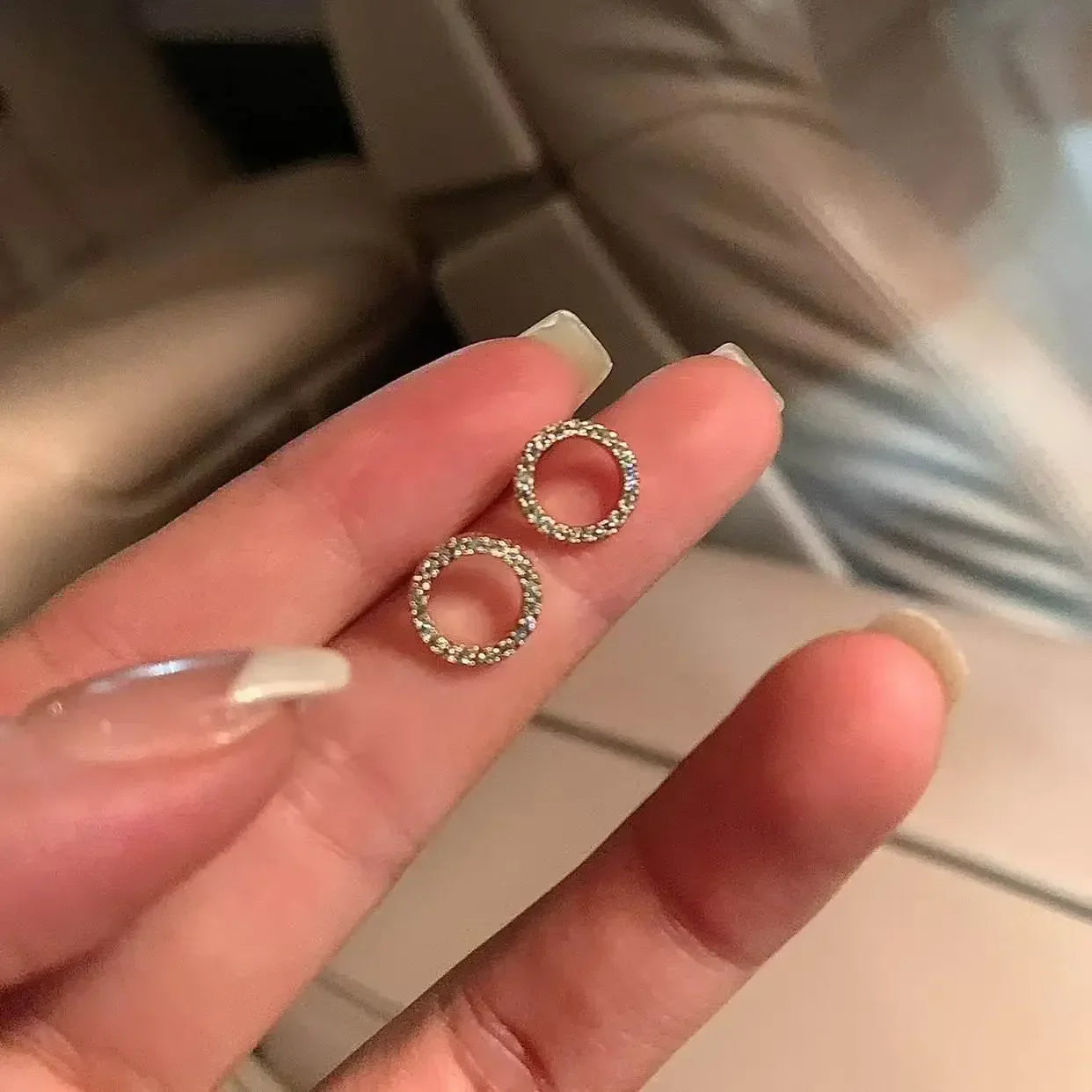 Linda gargantilla con dije redondo con pequeñas incrustaciones de cristales