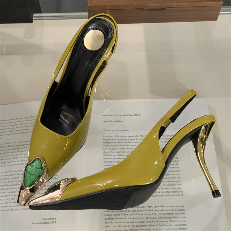 Zapatos de tacón elegantes para mujer con puntera fina y detalle metálico