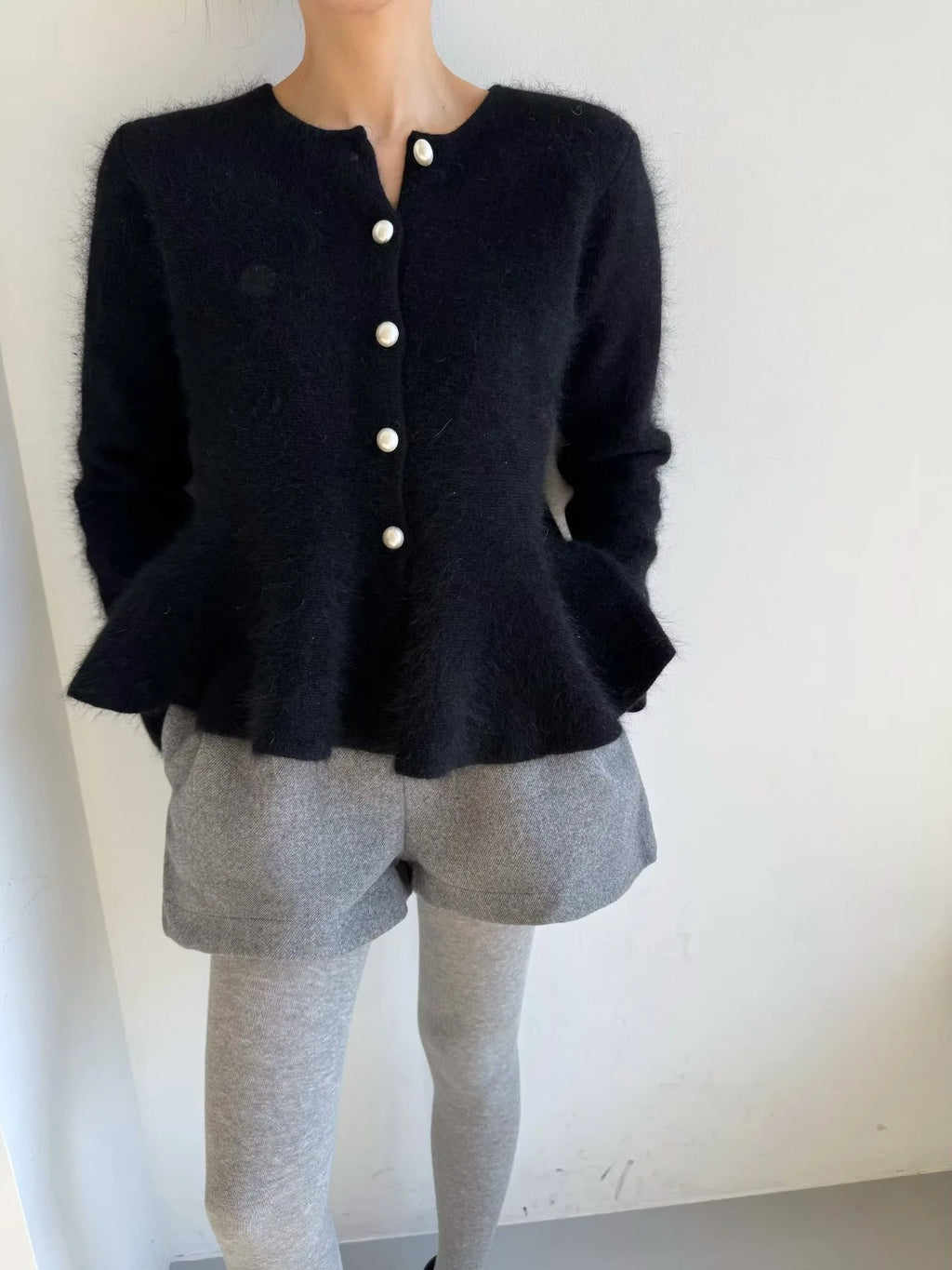 Women's Simple Elegance Cardigan.Cardigan elegante con botones