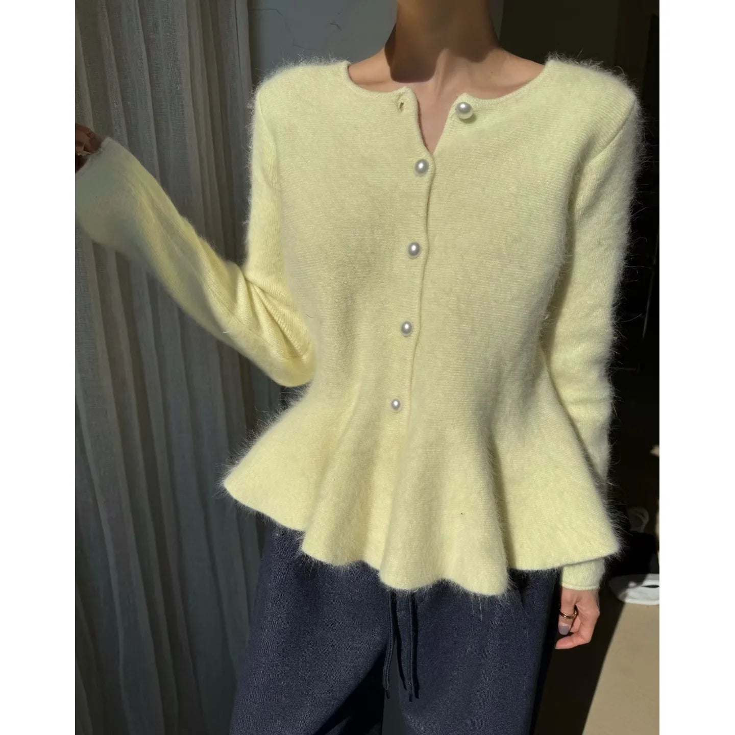 Women's Simple Elegance Cardigan.Cardigan elegante con botones