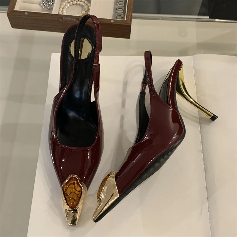 Zapatos de tacón elegantes para mujer con puntera fina y detalle metálico