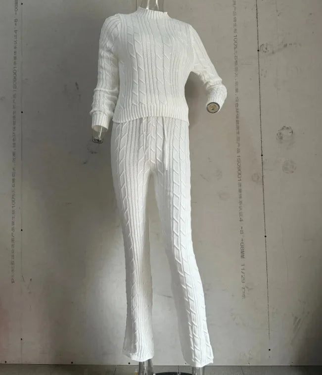 Tops and Pants Suit Female. Suéter y Pantalón de Punto Suave Beige