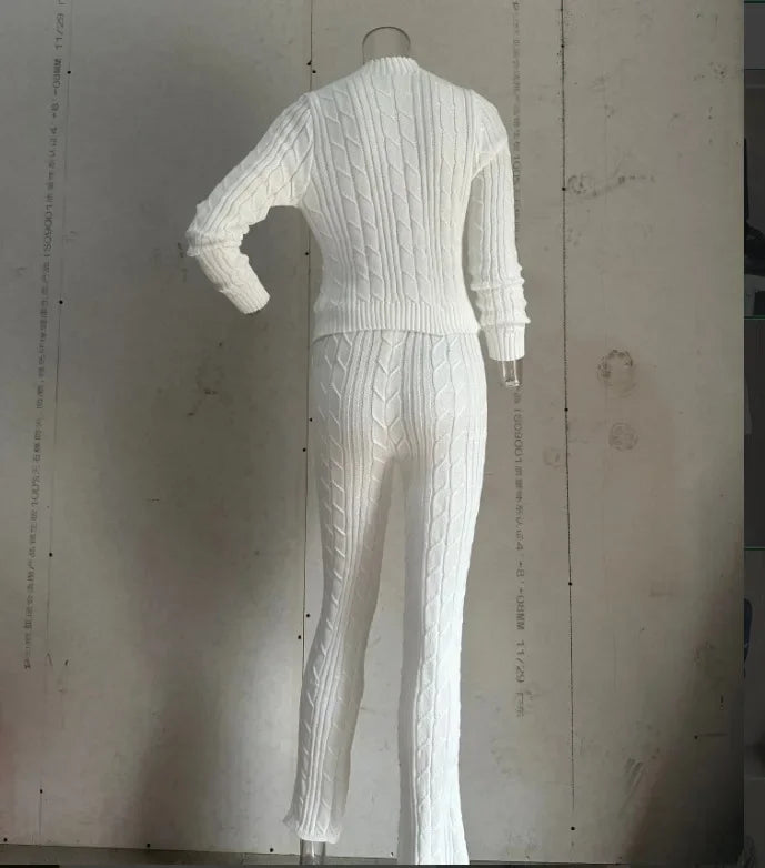 Tops and Pants Suit Female. Suéter y Pantalón de Punto Suave Beige