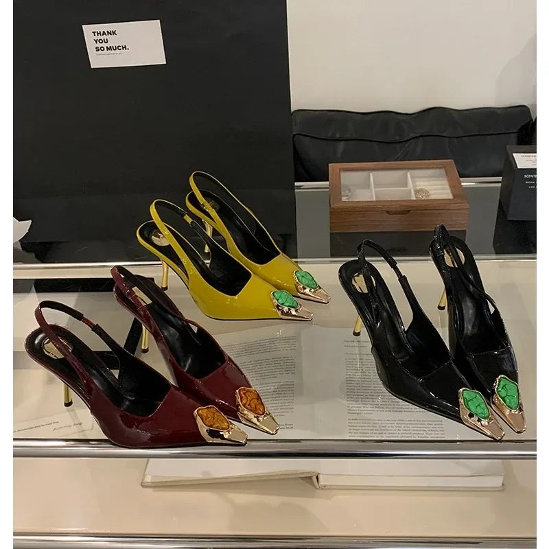 Zapatos de tacón elegantes con puntera metálica