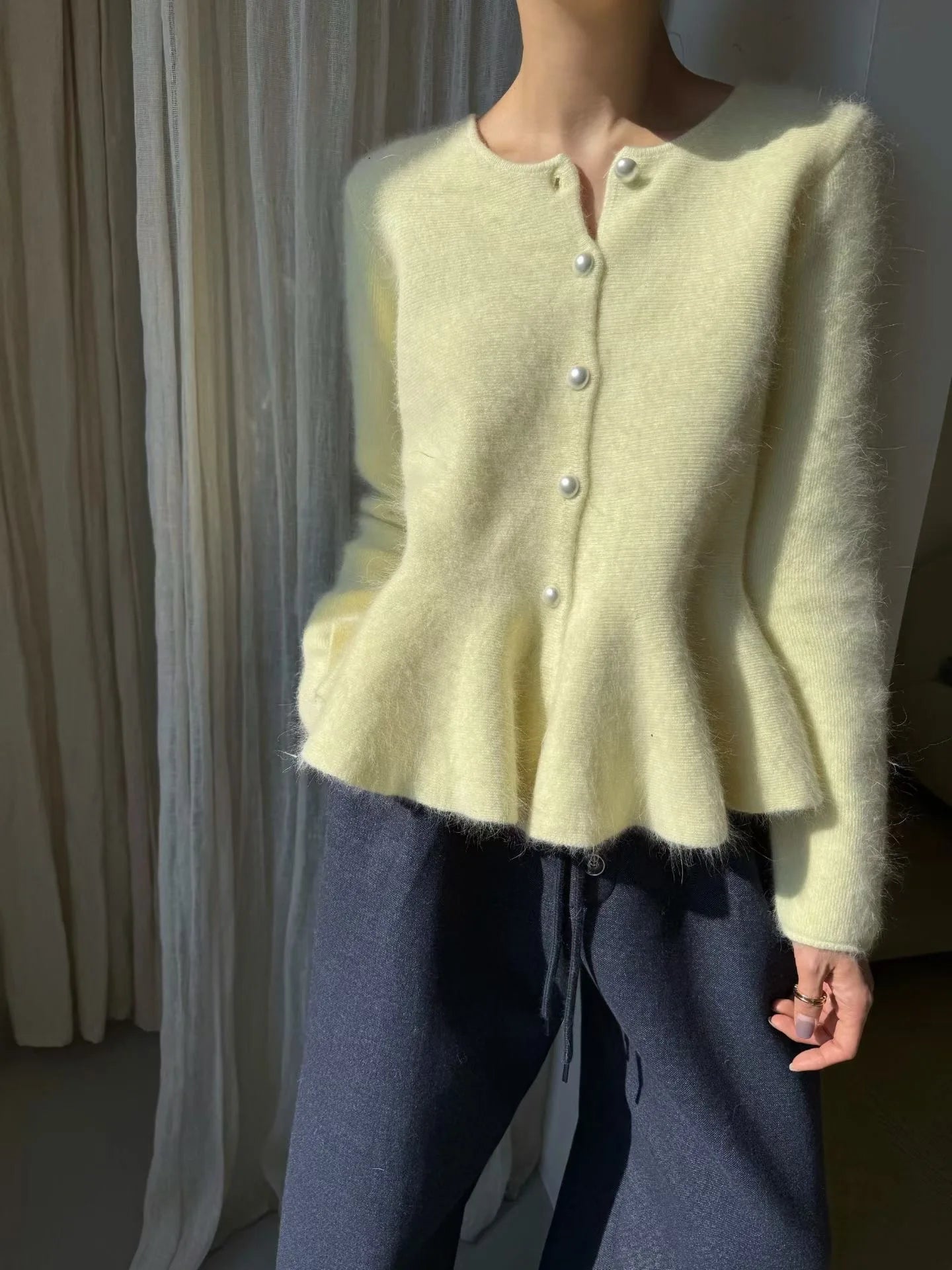 Women's Simple Elegance Cardigan.Cardigan elegante con botones